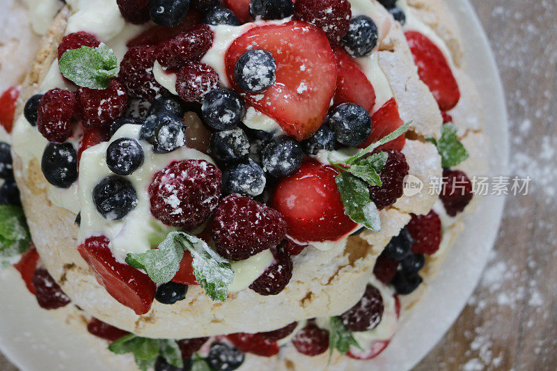 覆盆子和草莓巴芙洛娃蛋白蛋糕食谱，新鲜的夏季水果浆果/黑森林水果，巴芙洛娃与草莓，覆盆子，蓝莓，薄荷，奶油芝士蛋糕混合，夏季布丁甜点花园派对